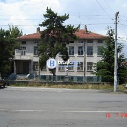Двуетажна сграда в центъра на кв. долно езерово, бургас
