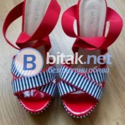 Много красиви обувки на платформа