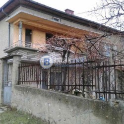 Продава двуетажна къща