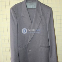 Продавам мъжки костюм