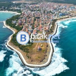 Продавам двустаен апартамент в Приморско с прилежащ към него партерен етаж и двор от 60 кв.м.